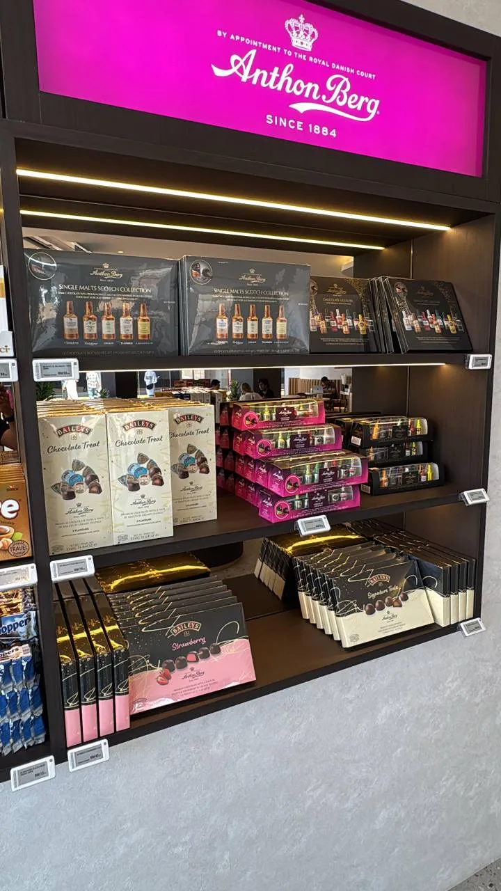 Electronic labels installed in a live retail display